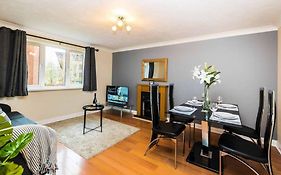 Central 2 Bed 2 Bath Flat With Parking By Cozynest
