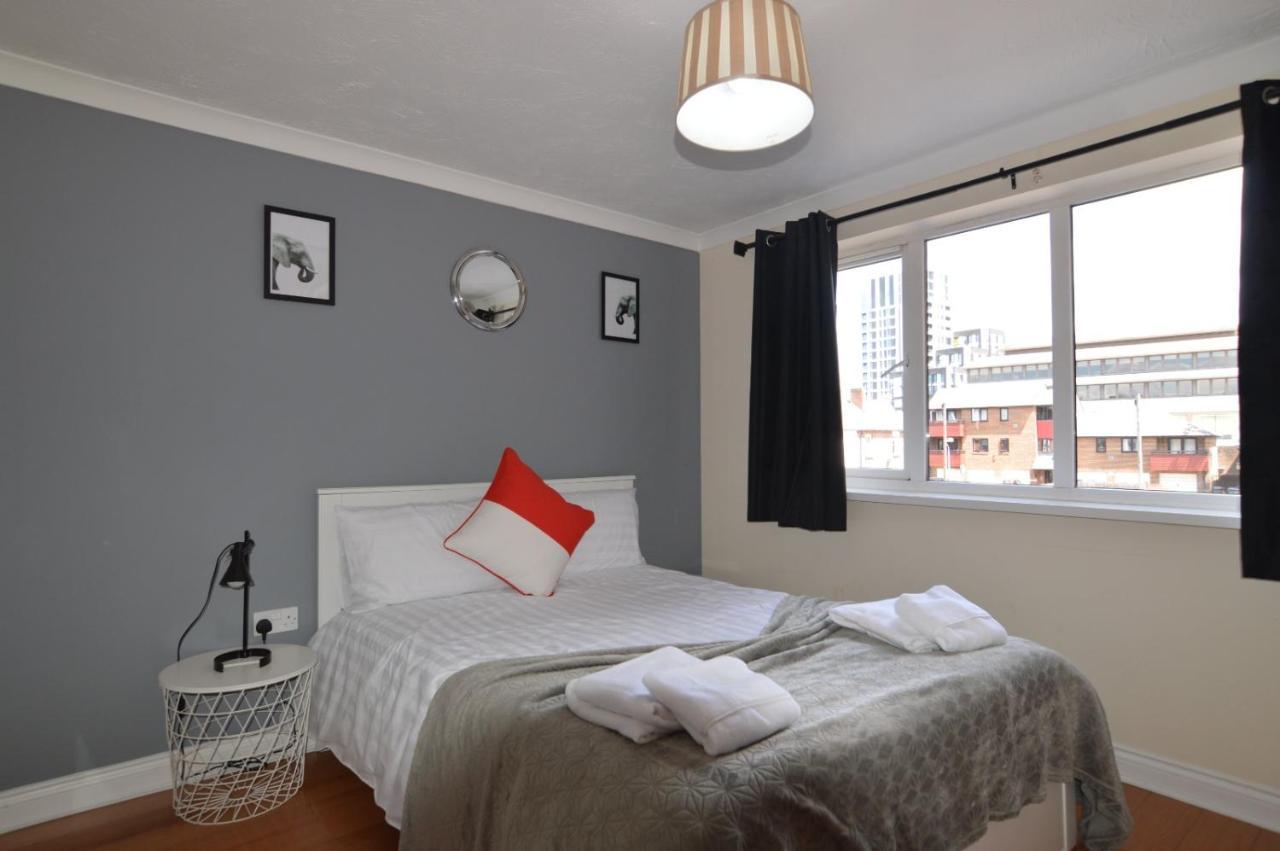 Central 2 Bed 2 Bath Flat With Parking By Cozynest Reading Exterior photo