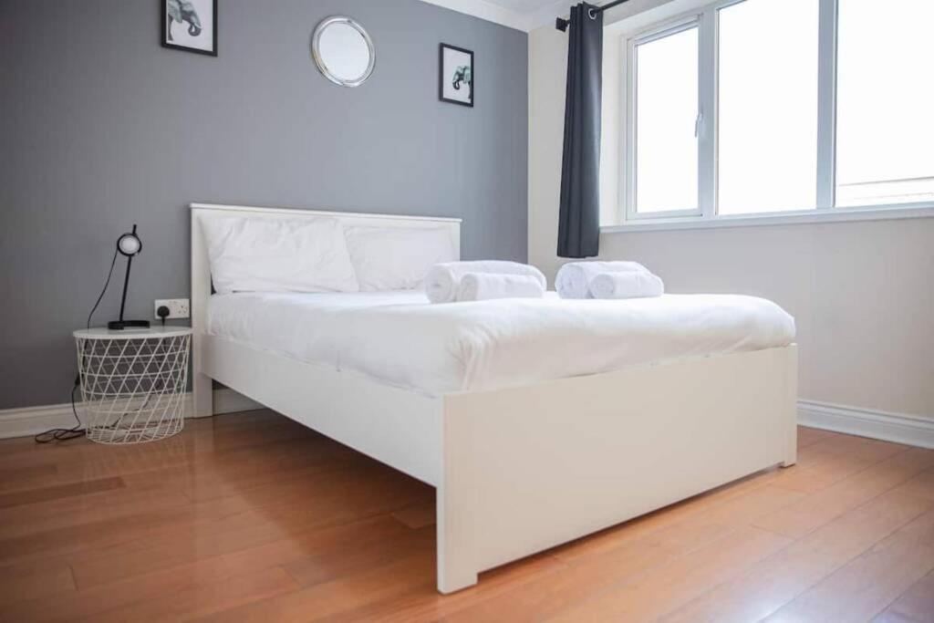 Central 2 Bed 2 Bath Flat With Parking By Cozynest Reading Exterior photo
